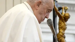 Papa a avut parte de o noapte liniştită. Starea sa rămâne staţionară