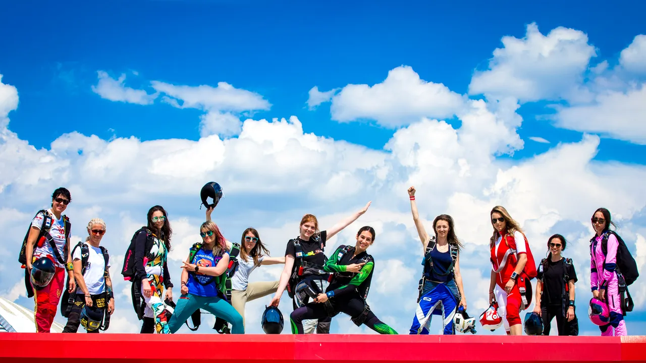 Un nou record naţional în paraşutism la evenimentul Girls can Fly