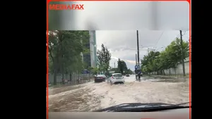 Bucureştiul s-a transformat în Mica Veneţie după ploaia torenţială de duminică seară: 42 de intervenţii ca urmare a pagubelor provocate de furtună