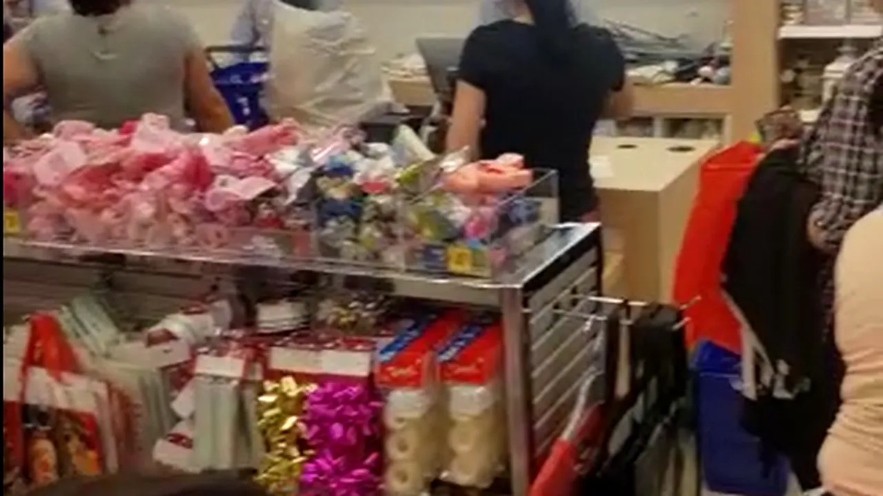 VIDEO | Românii au ieşit la cumpărături în prima zi fără restricţii. Oamenii s-au îmbulzit într-un magazin din Sibiu
