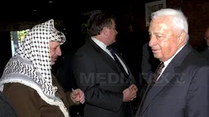 Sharon ordonase ca Arafat să fie transferat în străinătate pentru a evita acuzaţii contra Israelului