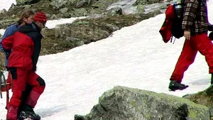 VIDEO Sinaia: Trei persoane rănite după ce au căzut cu maşina 20 de metri într-o râpă, în drum spre Cota 1400 / Drumul care leagă Sinaia de Cota 1400 a fost închis. Zeci de maşini au fost avariate