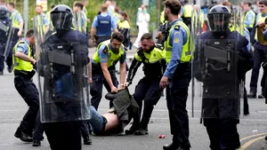 Protest violent la Dublin. Protestatarii i-au atacat pe poliţişti şi au provocat incendii