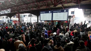 Aglomeraţie în Gara de Nord, studenţii aşteptând să îşi ia biletele gratuite