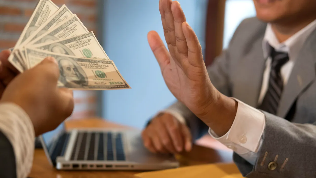 Bloomberg | Riscurile unui viitor fără numerar. Prima ţară care trece la nivelul următor: „Oamenii nu vor să atingă monede şi bancnote”