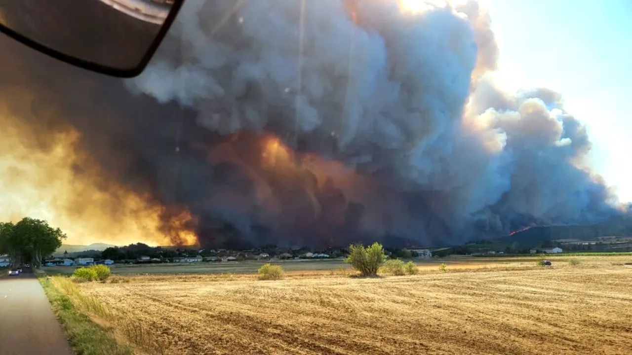 1.400 de pompieri păzesc zona în care a avut loc cel mai mare incendiu de vegetație din Franța