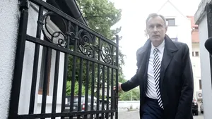 Foştii şefi ai SRI, generalii (r.) Florian Coldea şi Dumitru Dumbravă – puşi de DNA sub control judiciar pe cauţiune. Sunt acuzaţi de trafic de influenţă şi spălare de bani într-un dosar privind intervenţii în Justiţie