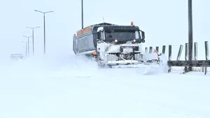 INFOTRAFIC: Circulaţia, reluată pe tronsonul Bucureşti-Cernavodă al Autostrăzii Soarelui / Cinci drumuri naţionale mai erau închise joi dimineaţa / Un autocar cu 70 muncitori din Brăila, blocat două ore pe câmp