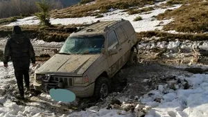 Trei tineri au rămas, noaptea, blocaţi cu maşina în zona Tabla Buţii din Masivul Ciucaş