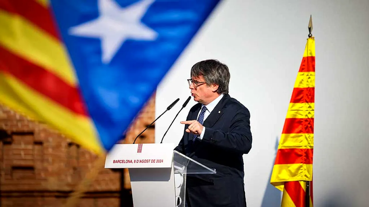 Separatistul Carles Puigdemont, căutat de poliţişti, a participat la un miting în Barcelona