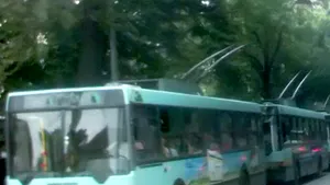 O femeie a fost tăiată pe faţă cu un cuţit, în troleibuz