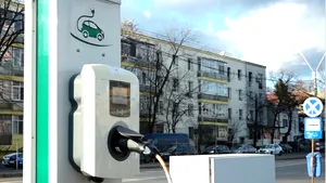 O reţea de benzinării a introdus staţiile de încărcare electrică cu plată. VIDEO