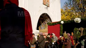 Mii de oameni, la Mănăstirea Radu Vodă din Capitală pentru a se închina moaştelor Sfântului Nectarie