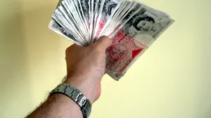 Lira sterlină a atins miercuri un nou record minim în raport cu euro