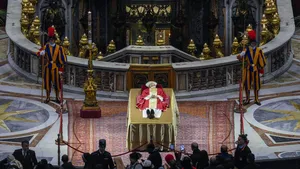 Aproximativ 65.000 de oameni i-au adus un ultim omagiu fostului papă Benedict al XVI-lea la Vatican