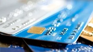 Românii vor cheltui cu cardul peste 1,5 milioane de euro pe oră înaintea Crăciunului/ Premii în bani şi vouchere de cumpărături pentru plăţile cu „banii de plastic”