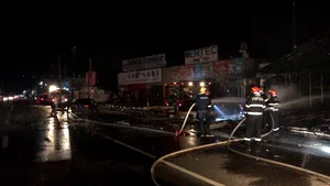 INCENDIU la un restaurant din Ilfov, după ce o maşină a lovit o ţeavă de gaze/ Pompierii au intervenit cu cinci autospeciale | FOTO, VIDEO
