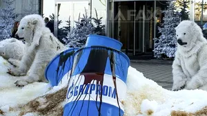 Opt activişti Greenpeace, arestaţi în cadrul unei acţiuni împotriva exploatării petrolului arctic