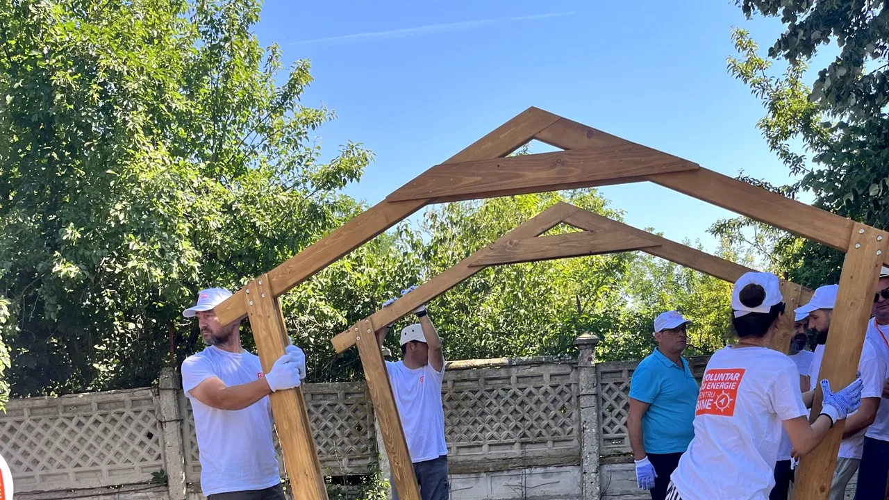 Organizaţia Narada şi compania CEZ au reparat săli de clasă, un spaţiu exterior şi o bibliotecă