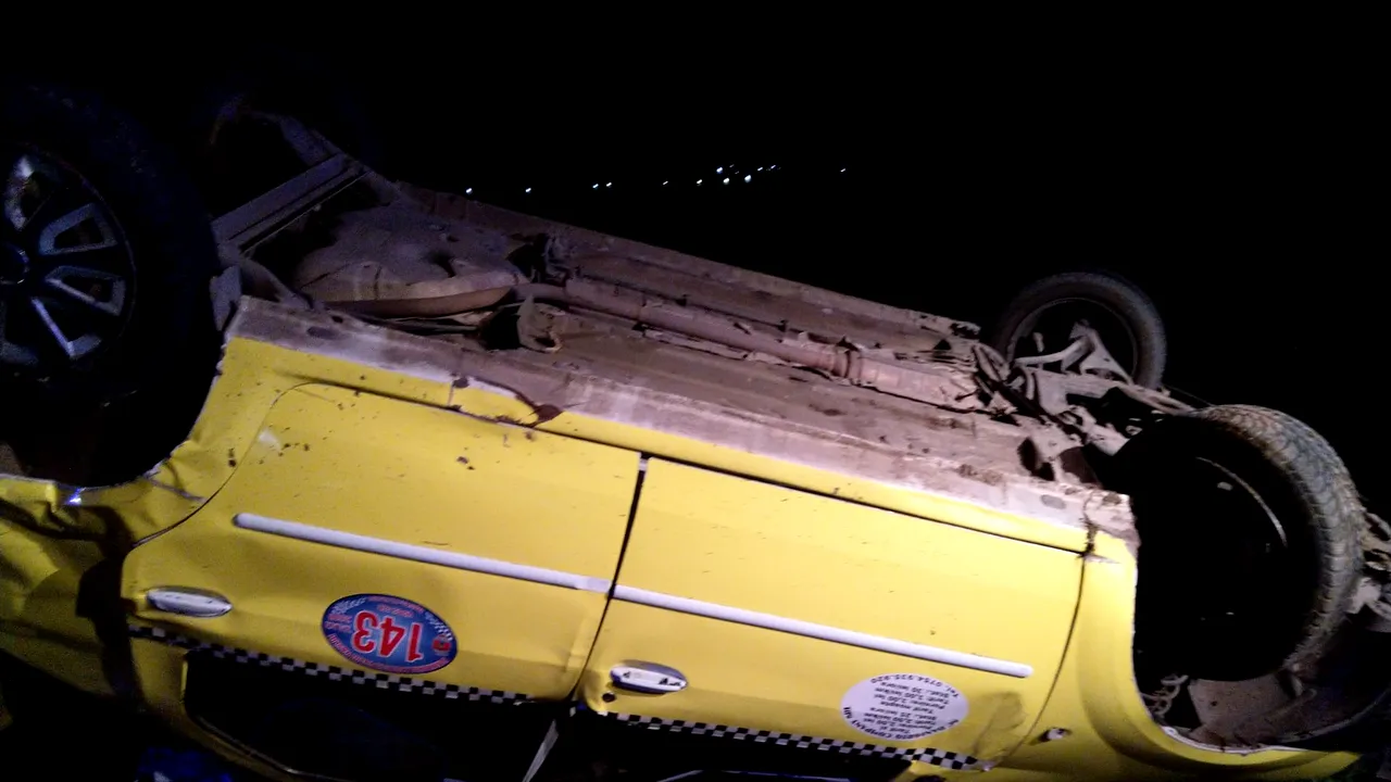 Accident îngrozitor la Vaslui: Şapte persoane rănite, între care trei copii, după ce un TAXI s-a răsturnat | FOTO