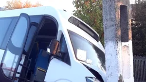 FOTO | Accident grav în Dâmboviţa, după ce un microbuz şi o maşină s-au ciocnit. Bilanţ: Trei răniţi