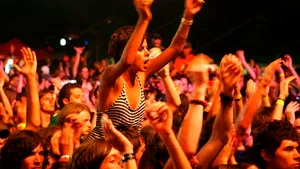 Puya, primit cu huiduieli şi PET-uri aruncate pe scenă la Folk You - VIDEO