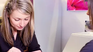 Pericolele unghiilor false: La ce RISCURI te expui dacă apelezi des la manichiura cu gel