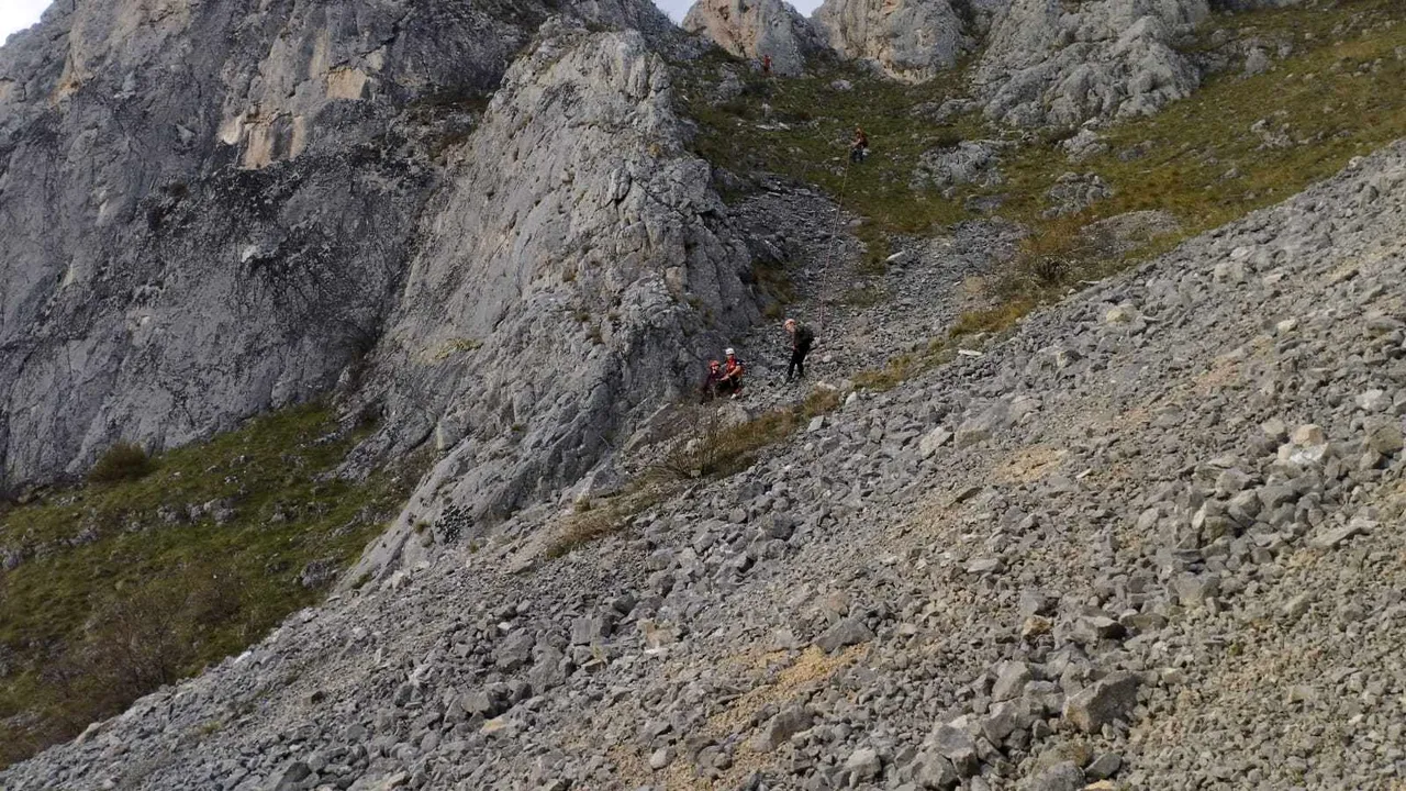 Doi tineri au rămas blocaţi în peretele stâncos al Pietrei Secuiului