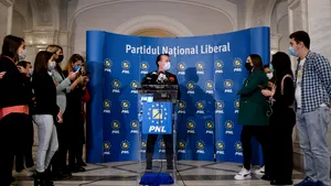 COMENTARIU Marius Oprea / Noroc că sîntem într-o situaţie disperată, altfel nu scăpam de Cîţu!