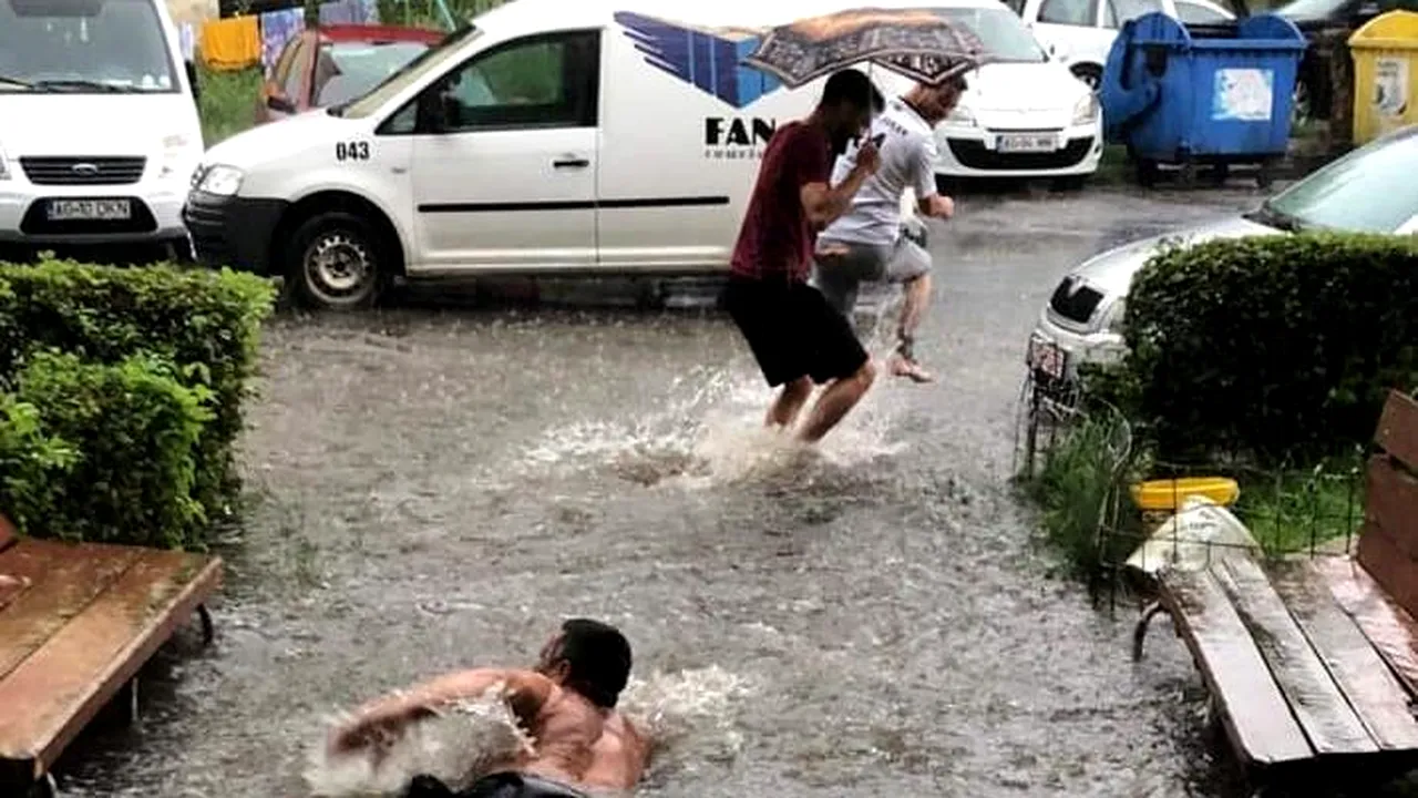 Imaginea ZILEI vine din Piteşti. Un bărbat înoată pe o stradă inundată GALERIE FOTO