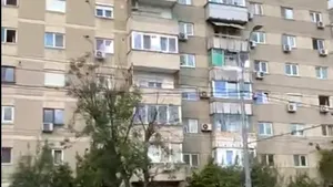 Un balcon s-a prăbușit peste o mașină, în Sectorul 4 din București
