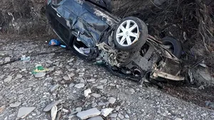 Trei oameni au ajuns la spital după ce s-au răsturnat cu maşina, în Neamţ