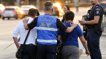 VIDEO Bărbați, luați de jandarmi de la protestul împotriva extremismului din Piața Victoriei