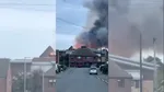 Incendiu spectaculos la un centru comercial din Leicestershire. Acoperiș prăbușit, zeci de pompieri mobilizați