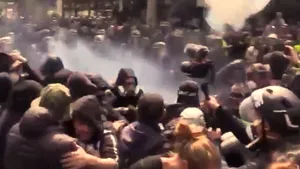 VIDEO Proteste violente la Paris de Ziua Internaţională a Muncii: Sute de persoane au fost reţinute şi peste 12.500 au fost percheziţionate/ Poliţiştii au intervenit cu gaze lacrimogene