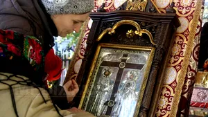 Peste 50.000 de pelerini s-au închinat la moaştele şi icoanele de la Catedrala Patriarhală - FOTO