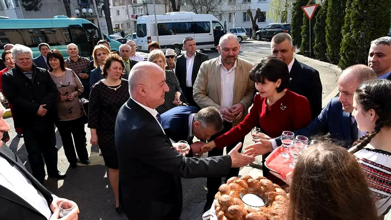 Record de INTERCEPTĂRI. Săveni, oraşul cu 100% cereri de interceptare admise. Primarul: 1.500 de locuitori sunt plecaţi şi am 2.000 de elevi, plus pensionari. Tot ce este popor activ e ascultat. Păi ce e asta?