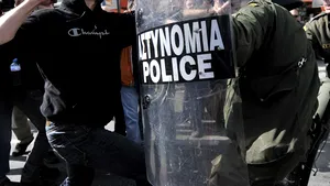 Grevă generală în Grecia. Confruntări violente la Atena, între poliţie şi protestatari - VIDEO