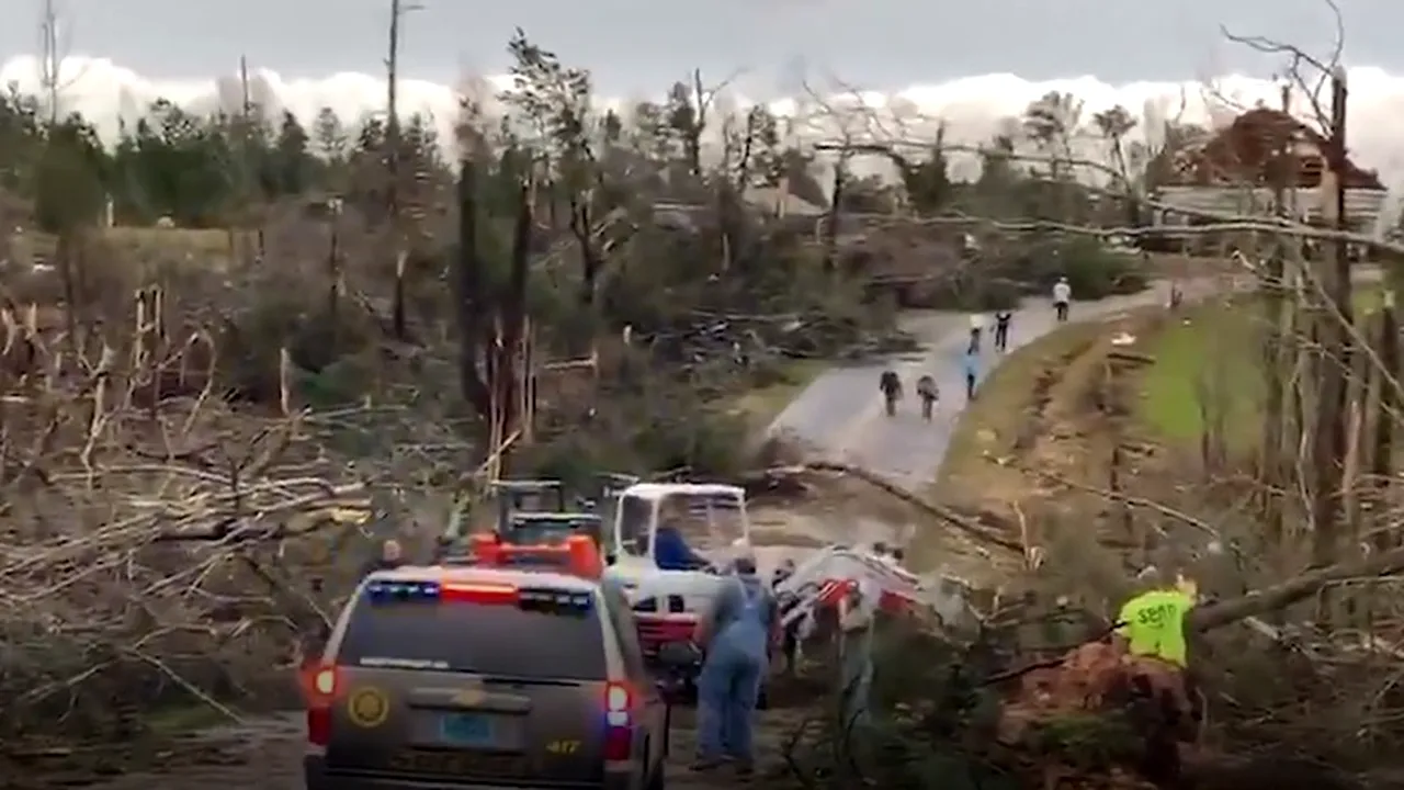 TORNADE în Indiana şi Ohio: Un mort şi cel puţin 130 de răniţi / Stare de URGENŢĂ în mai multe regiuni VIDEO