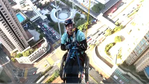 VIDEO Pe zgârie-nori în scaun cu rotile. Un bărbat din Hong Kong, paralizat de 10 ani, a reuşit o performanţă unică