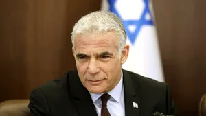 Yair Lapid se va deplasa în Franţa, pentru o întâlnire cu Emmanuel Macron