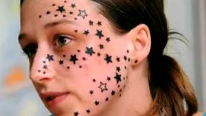 A adormit la salonul de tatuaje şi s-a trezit cu 56 de stele pe faţă