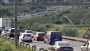 Aglomeraţie pe Autostrada Soarelui. Traficul rutier se desfăşoară în coloană