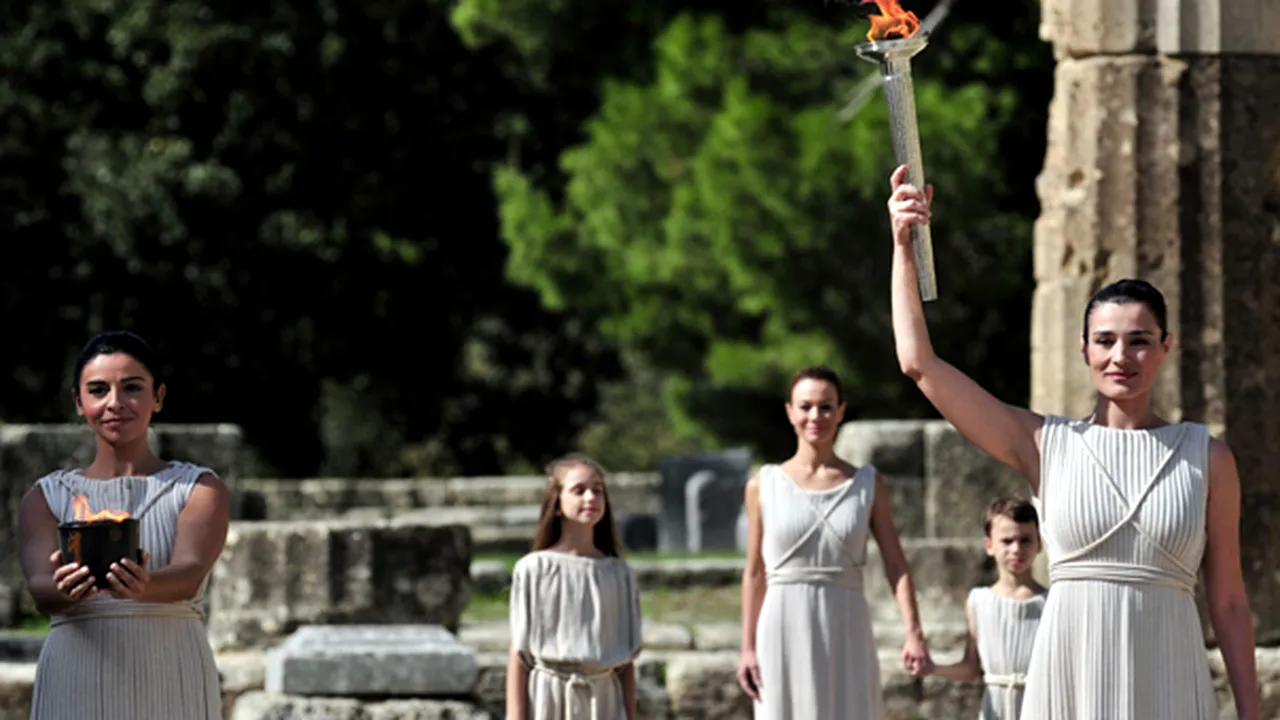 Flacăra olimpică a JO de iarnă a fost aprinsă - GALERIE FOTO