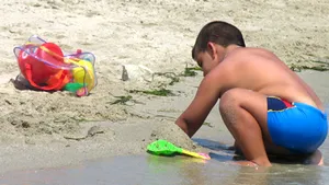 Copiii care îşi petrec vacanţa la mare, mai predispuşi cancerului de piele