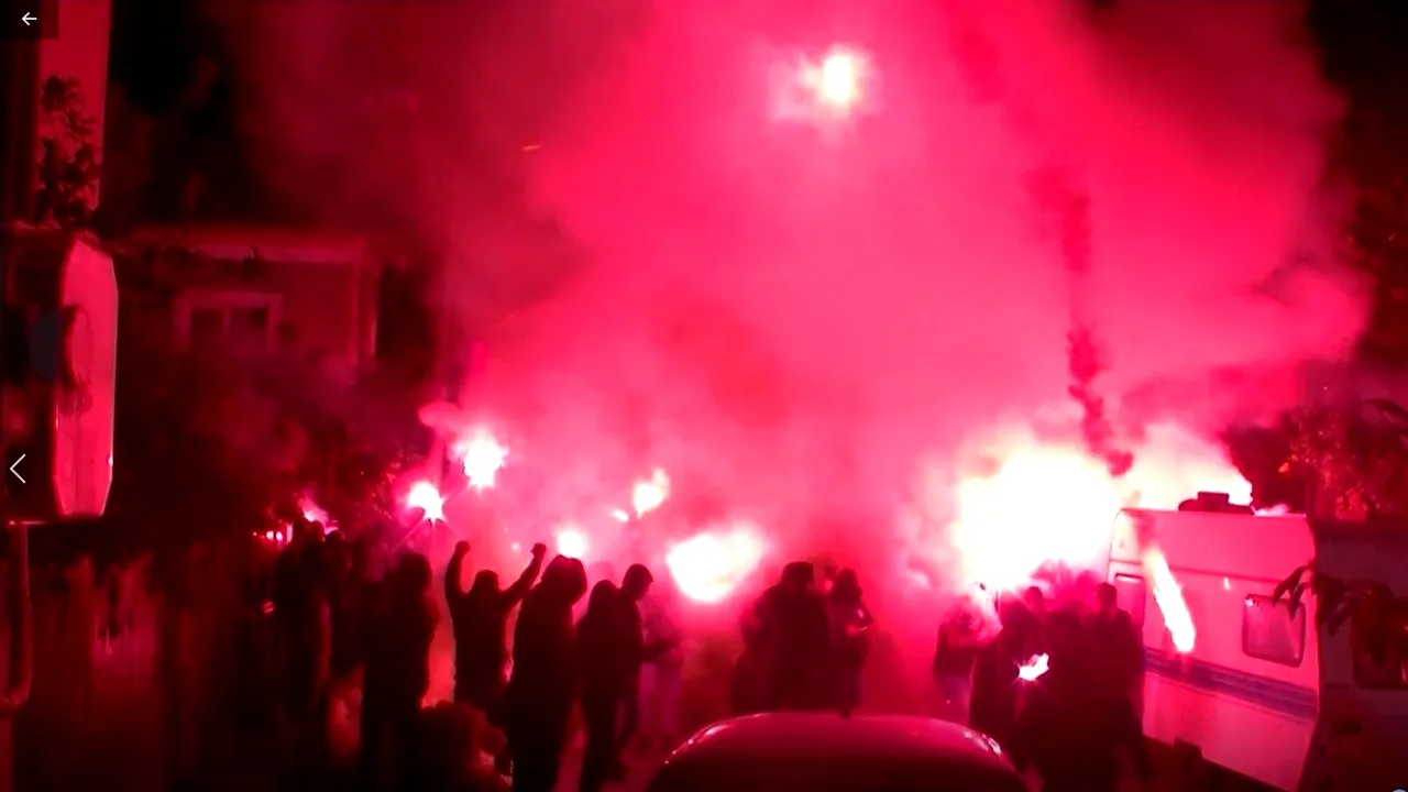 U.Craiova - Rapid Bucureşti. Incidente la fotbal: Suporterii olteni au aruncat cu petarde şi s-au încăierat cu jandarmii         