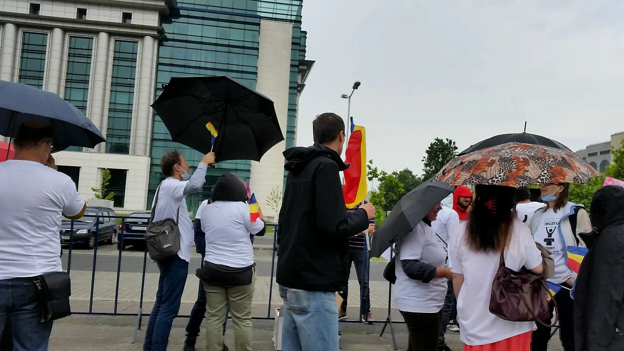 Înainte de Noaptea Muzeelor: Muzeografii au protestat în ploaie faţă de condiţiile de lucru improprii şi problemele salariale | GALERIE FOTO