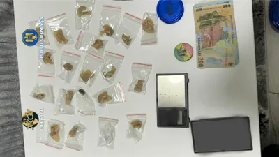 SOCIAL Trei bărbați și o femeie din Buzău, reținuți după ce ar fi vândut droguri prin aplicație