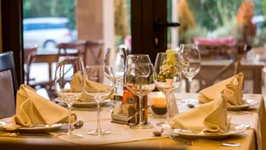 Românii ies mai rar la restaurant, iar valoarea medie a notei de plată a scăzut cu 13%