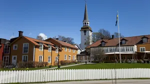 Controversă în jurul unei picturi: Raiul cu cupluri gay şi un şarpe transgender, pe panoul unui altar dintr-o biserică din Suedia - FOTO